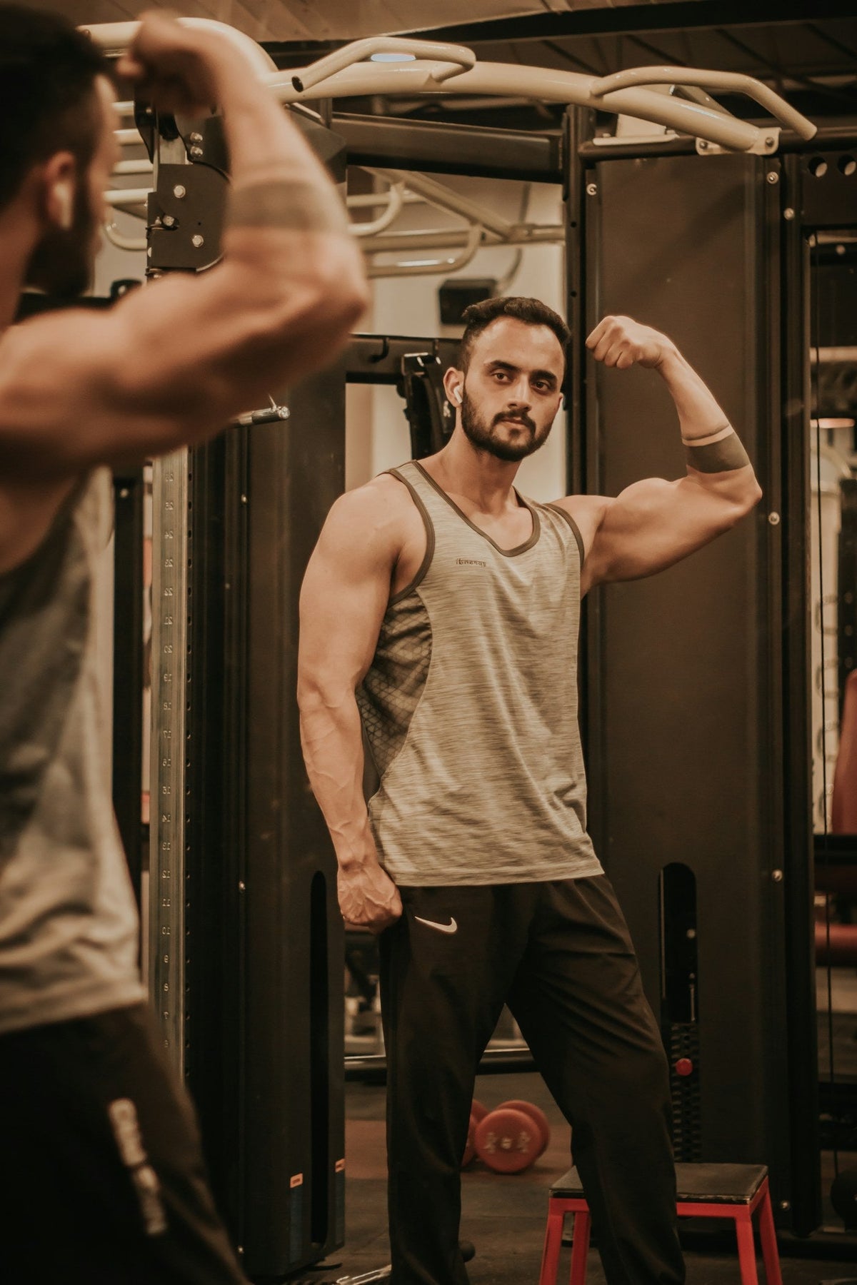 Sportif en salle de musculation